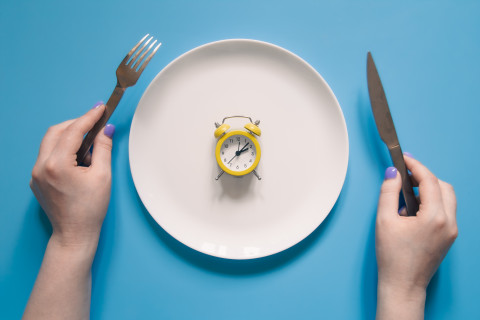 Portion Control Made Easy: How to Eat the Right Amount Without Measuring 48 hands holding knife fork alarm clock plate blue background