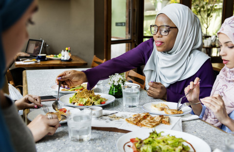 5-Minute Halal Meals for Busy Weekdays 64 islamic women friends dining together with happiness