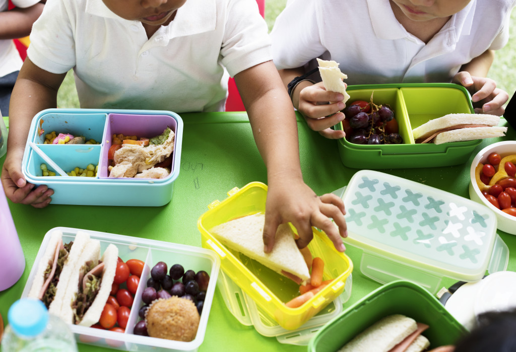 What Studies Say About Halal Food and Consumer Trust 11 kids eating lunch elementary school