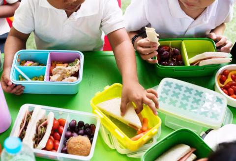 Building Balanced Lunchboxes: Easy Tips for Nutritious School Meals 44 kids eating lunch elementary school 53876 138142